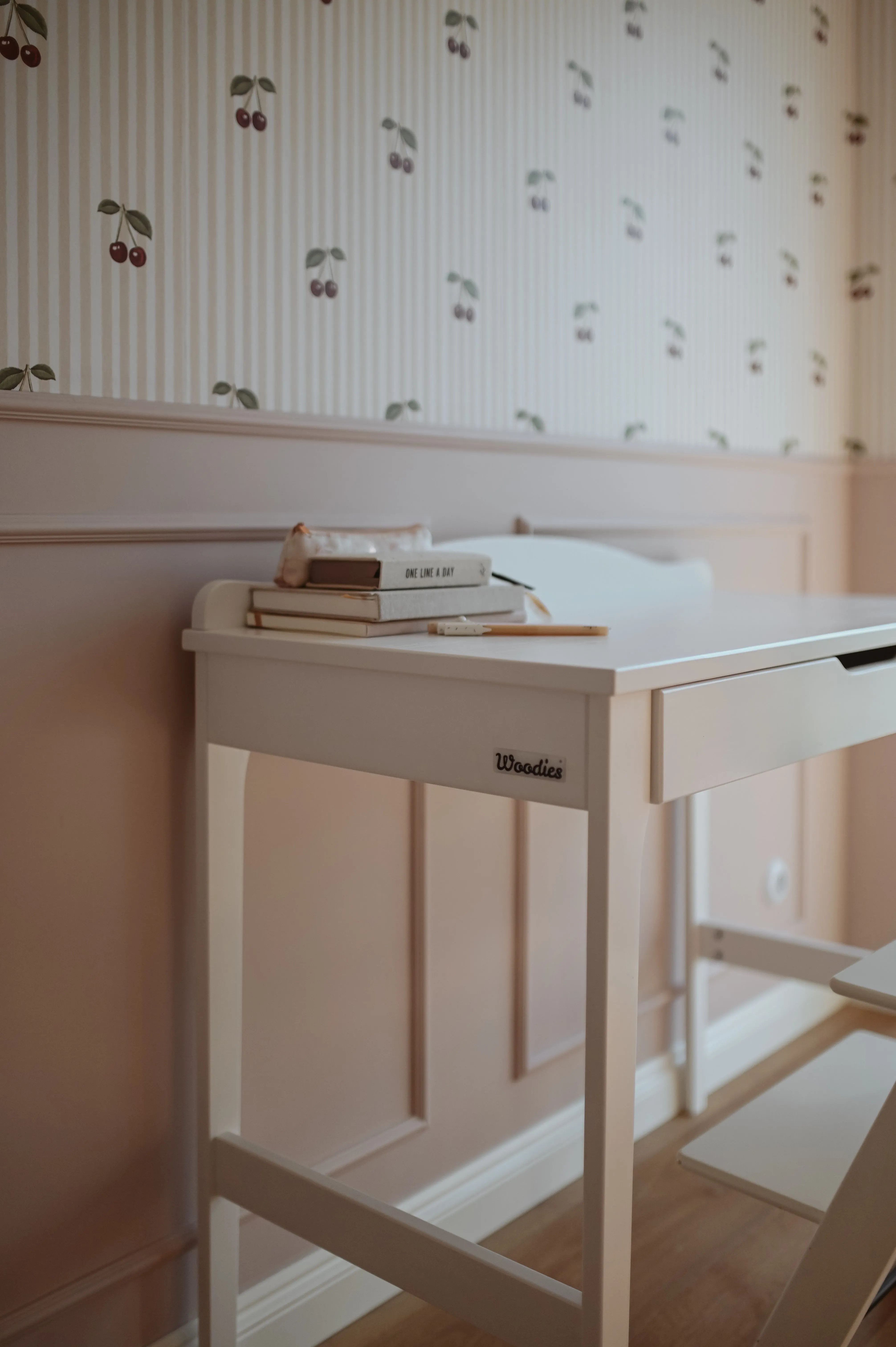 Noble Desk white with drawer