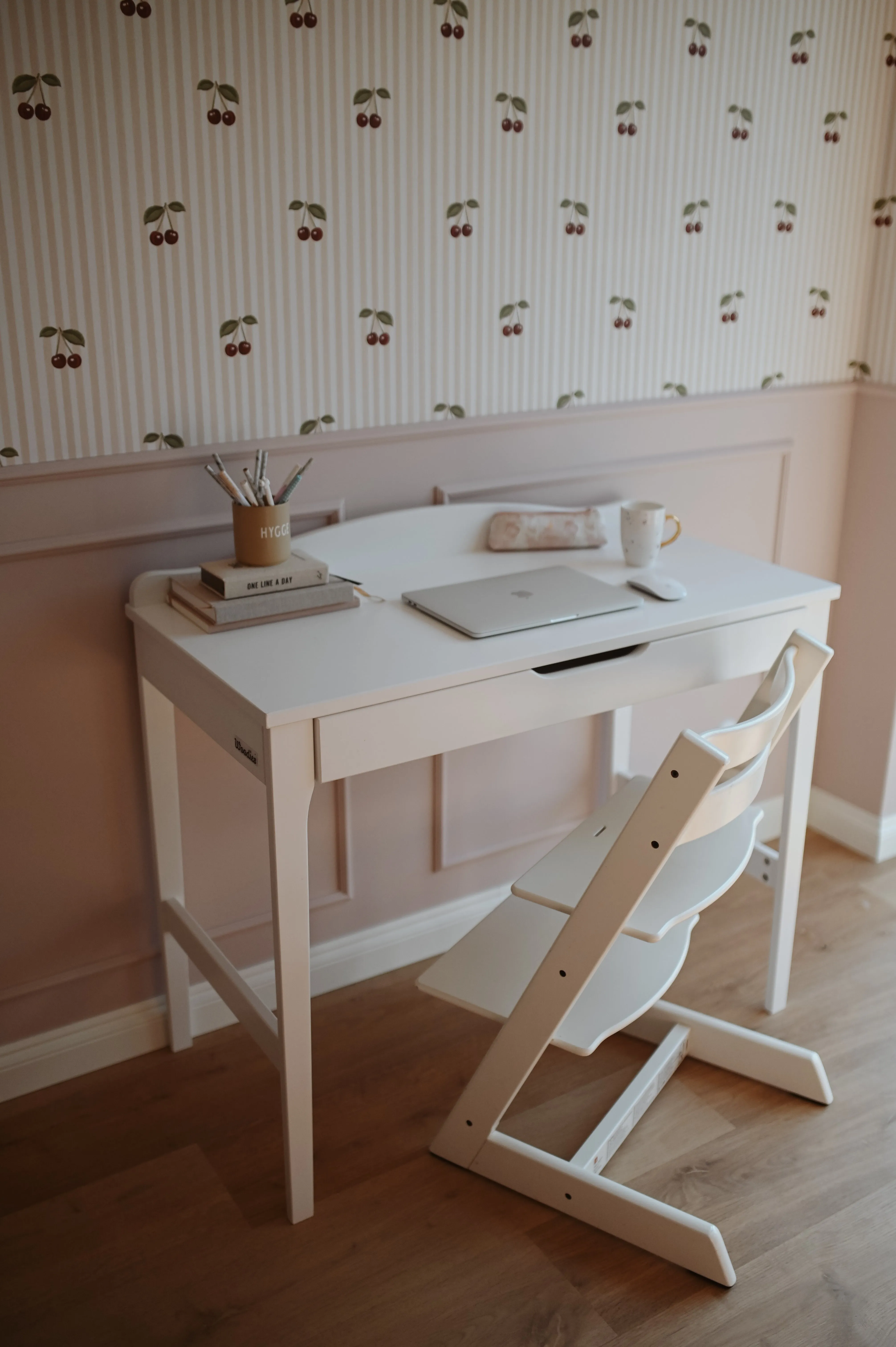 Noble Desk white with drawer